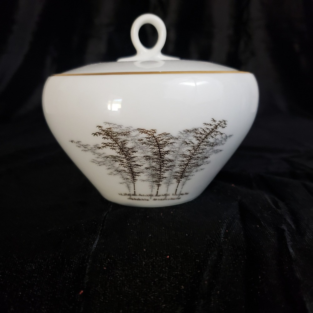 Arita Uragawu Japan Sugar Bowl w Lid White Porcelain Gold‎ Bamboo Pattern 901